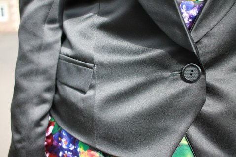 Vogue 8958: DIY Ladies Satin Tuxedo Jacket - flap and button detail. 