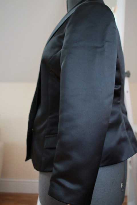 Vogue 8958: DIY Ladies Satin Tuxedo Jacket - two piece sleeve